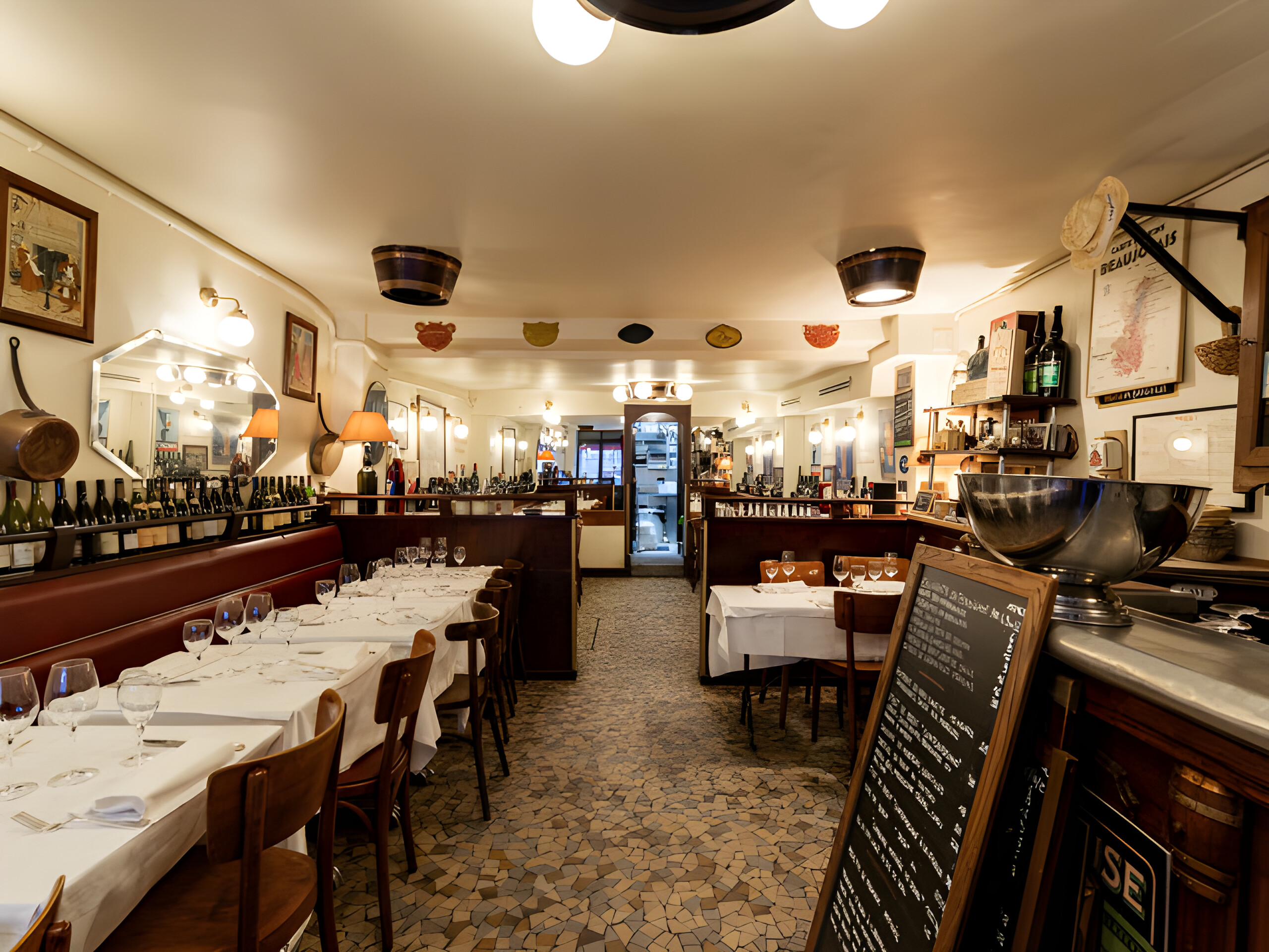 La salle d’Au Moulin à Vent, ses tables dressées et ses murs patinés.