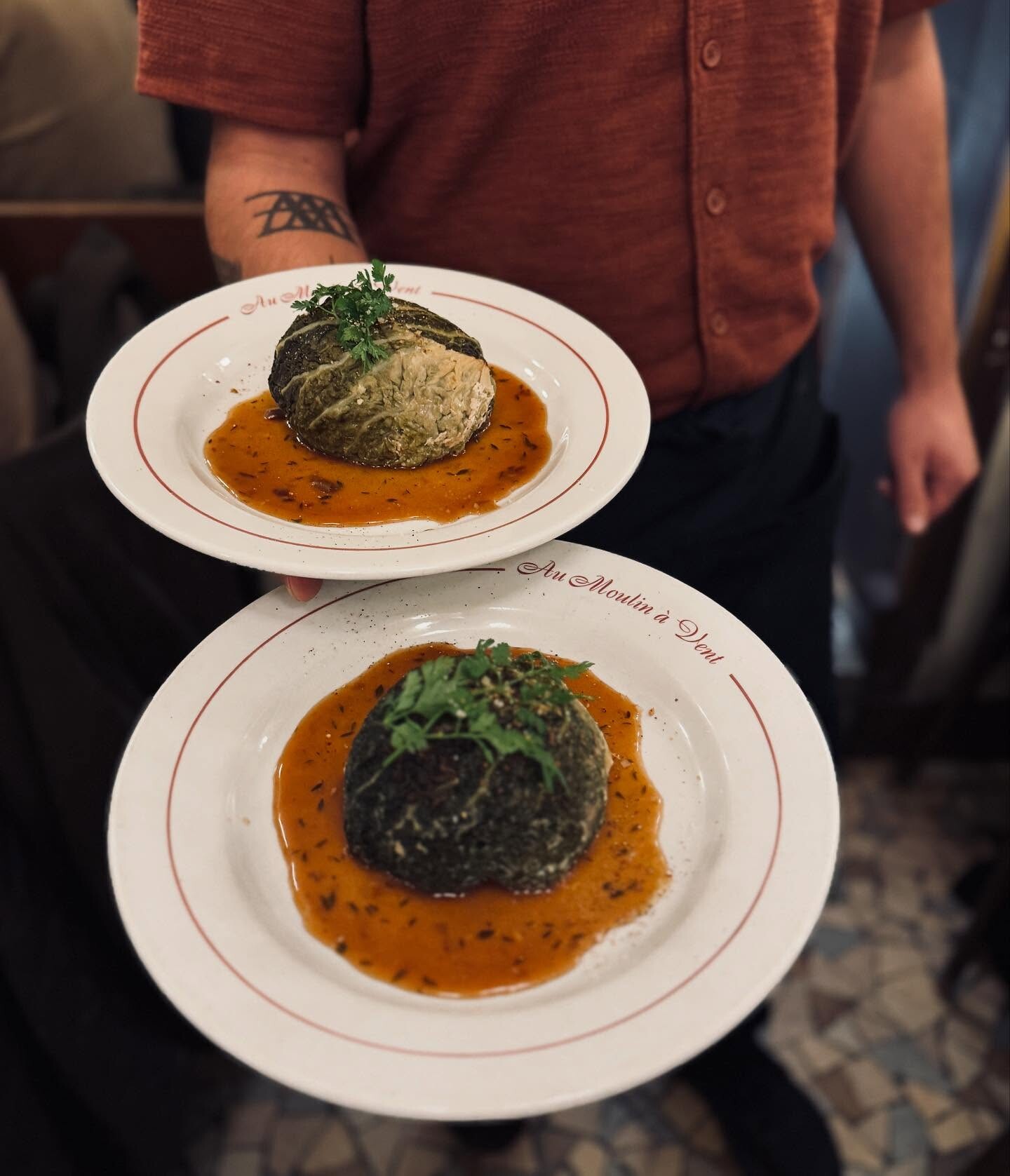Un plat dressé pendant le service à Au Moulin à Vent.